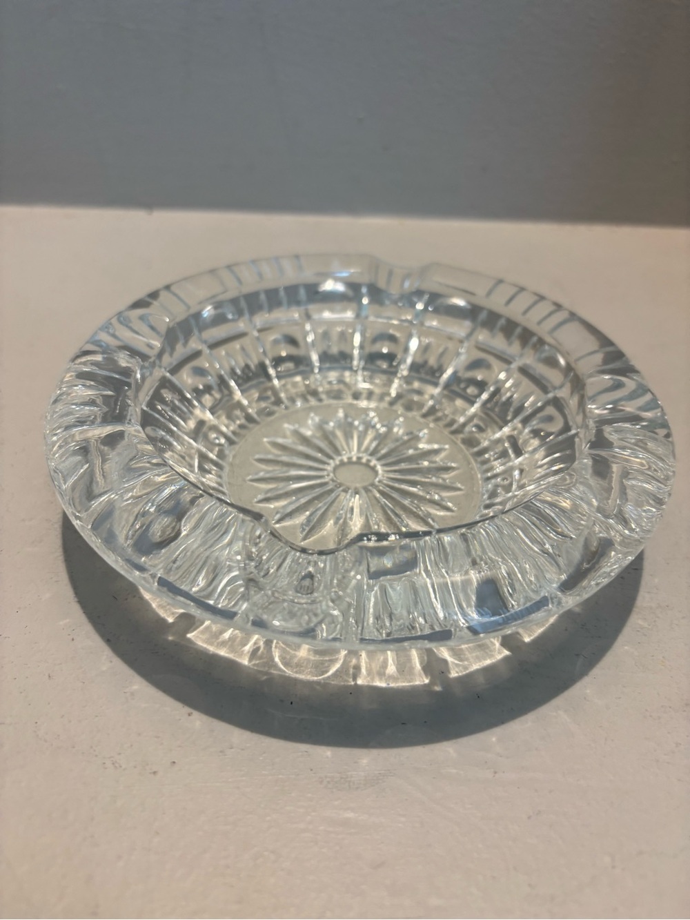 Vintage round glass Ashtray Sunburst pinwheel Base lounge smoke Mancave bar